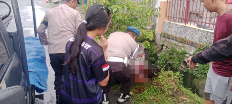 Personil Polsek Siantar Selatan membantu evakuasi seorang laki - laki yang ditemukan kondisi luka - luka di pinggir jalan, depan Lapangan Basket SMA Swasta Bintang Timur, pada Minggu (10/11/2024) pagi, sekira pukul 06.50 WIB.