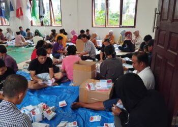 Polres Simalungun jaga ketat penyortiran dan pelipatan surat suara Pilkada 2024, di Kantor KPU Kabupaten Simalungun, Jln. Jon Horailam Saragih, Pematang Raya, pada Sabtu (9/11/2024).