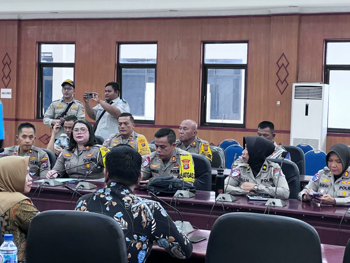 IPTU Jonni FH Sinaga, selaku Kasat Lantas Polres Simalungun, saat ikuti Rapat Keamanan, Keselamatan, Ketertiban, dan Kelancaran Lalu Lintas Angkutan Jalan (LLAJ) yang diselenggarakan di Aula Ir. Fahran Tanjung.M.STr, Kantor Dinas Perhubungan Provinsi Sumatera Utara, Medan, pada Kamis (21/11/2024).