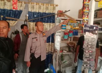 Polisi turun melakukan olah Tempat Kejadian Perkara (TKP) gantung diri, di Jalan Manunggal, Kelurahan Martoba, Kecamatan Siantar Utara, Kota Pematangsiantar, pada Jumat (22/9/2024) pagi, sekira pukul 06.30 WIB.