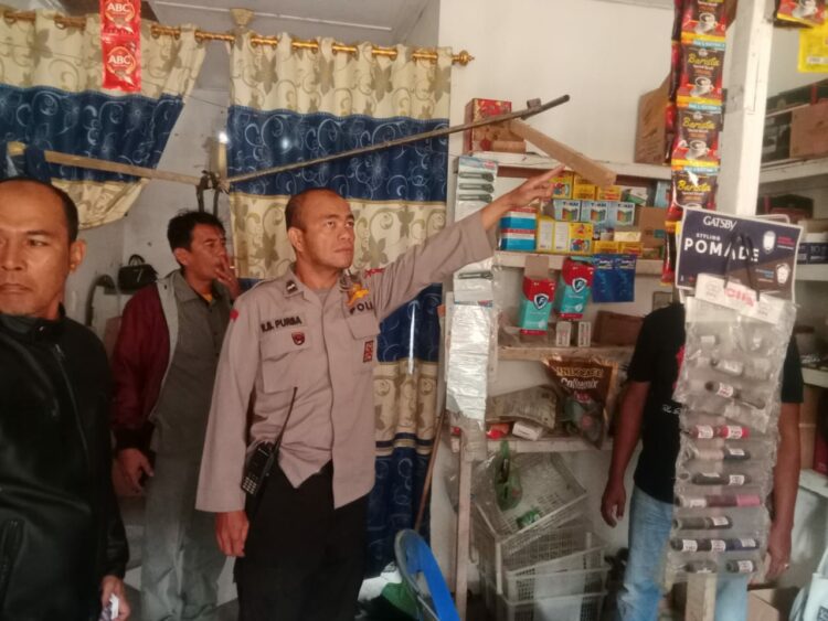 Polisi turun melakukan olah Tempat Kejadian Perkara (TKP) gantung diri, di Jalan Manunggal, Kelurahan Martoba, Kecamatan Siantar Utara, Kota Pematangsiantar, pada Jumat (22/9/2024) pagi, sekira pukul 06.30 WIB.