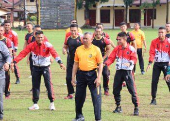 Wakapolres Pematangsiantar, AKBP Ahmad Wahyudi mengikuti olahraga bersama, dalam rangka memperingati HUT Korps Brimob Ke – 79, bertempat di Lapangan Mako Kompi 2 Batalyon B Sat Brimob Polda Sumut Pematangsiantar yang terletak di Jalan Ahmad Yani, Kecamatan Sianțar Timur, pada Jumat (1/11/2024) pagi, pukul 08.00 WIB.