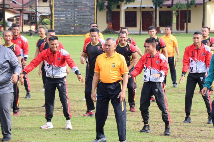 Wakapolres Pematangsiantar, AKBP Ahmad Wahyudi mengikuti olahraga bersama, dalam rangka memperingati HUT Korps Brimob Ke – 79, bertempat di Lapangan Mako Kompi 2 Batalyon B Sat Brimob Polda Sumut Pematangsiantar yang terletak di Jalan Ahmad Yani, Kecamatan Sianțar Timur, pada Jumat (1/11/2024) pagi, pukul 08.00 WIB.