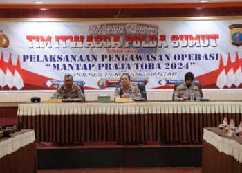 Wakapolres Pematangsiantar, AKBP Ahmad Wahyudi menerima kunjungan kerja (Kunker) Tim Pengawasan Operasi (Wasops) Mantap Praja Toba 2024, Itwasda Polda Sumut, bertempat di Aula Polres Pematangsiantar, Jumat (22/11/2024) pagi, pukul 09.00 WIB.