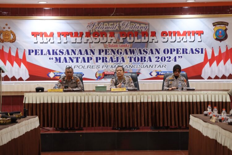 Wakapolres Pematangsiantar, AKBP Ahmad Wahyudi menerima kunjungan kerja (Kunker) Tim Pengawasan Operasi (Wasops) Mantap Praja Toba 2024, Itwasda Polda Sumut, bertempat di Aula Polres Pematangsiantar, Jumat (22/11/2024) pagi, pukul 09.00 WIB.