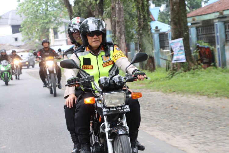 Kapolres Pematangsiantar, AKBP Yogen Heroes Baruno, S.H, S.I.K, mengecek lokasi Tempat Pemungutan Suara (TPS) dianggap rawan, Selasa (26/11/2024).