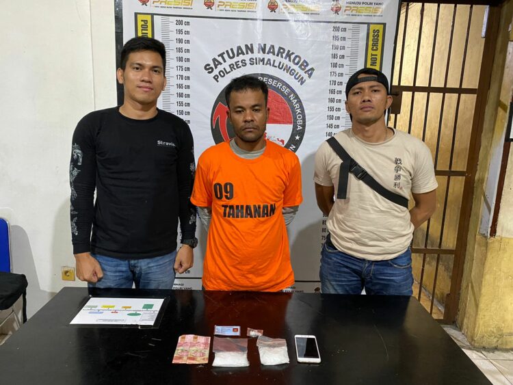 Foto pelaku dan barang bukti yang diamankan Sat Narkoba Polres Simalungun.