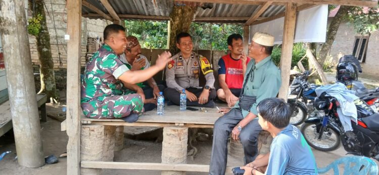 Bhabinkamtibmas Polsek Bosar Maligas, Aipda Surya Atmaja, bersama dengan Babinsa dari Ramil 07 BM, mengadakan patroli dan silaturahmi Kamtibmas, di Huta III Padang Mekudu, Nagori Pagar Bosi, Kecamatan Ujung Padang, Kabupaten Simalungun, pada Rabu (6/11/2024).