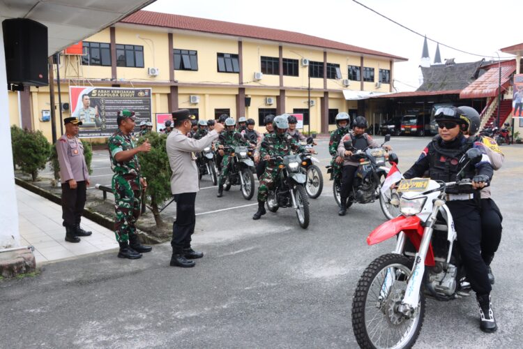 Kapolres Pematangsianțar, AKBP Yogen Heroes Baruno S.H, S.I.K, pimpin Apel Patroli R2 Gabungan, Selasa (26/11/2024), pukul 11.00 WIB.