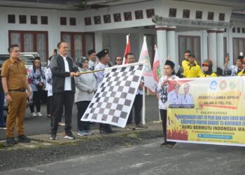 Wabup Pakpak Bharat, Dr H Mutsyuhito Solin M.Pd, melepas peserta lomba gerak jalan dalam rangka HUT PGRI dan Hari Guru Nasional tahun 2024, di Halaman Gedung Serba Guna Salak, Selasa (25/11/2024).