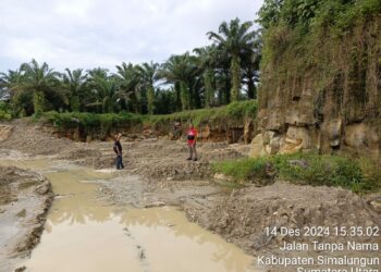 Sat Reskrim Polres Simalungun melakukan penyelidikan terhadap tiga lokasi penambangan batu padas ilegal, di wilayah lingkungan Tembaan, Simpang MAN, Kelurahan Kerasaan 1, Kecamatan Bandar, Kabupaten Simalungun, pada Sabtu (14/12/2024).