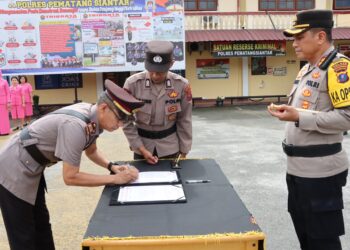 Kapolres Pematangsiantar, AKBP Yogen Heroes Baruno SH, SIK, pimpin serah terima jabatan (Sertijab) Kabag Ren, di Lapangan Apel Mako Polres Pematangsiantar, pada Selasa (17/12/2024) siang, pukul 11.00 WIB.