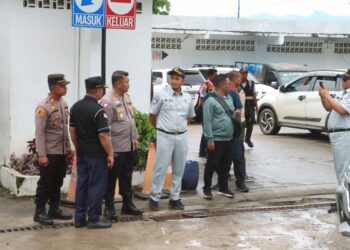 Kapolres Simalungun, AKBP Choky Sentosa Meliala, S.I.K., S.H., M.H, cek kondisi Pelabuhan Tigaras, Kecamatan Dolok Pardamean, Kabupaten Simalungun, Sabtu (28/12/2024).