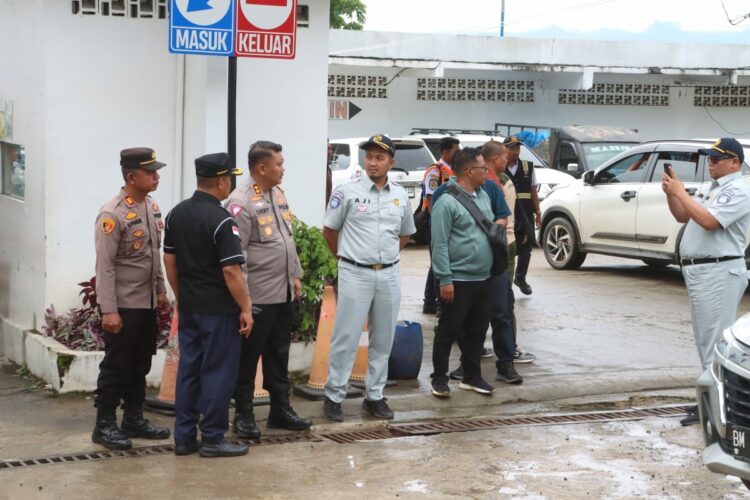 Kapolres Simalungun, AKBP Choky Sentosa Meliala, S.I.K., S.H., M.H, cek kondisi Pelabuhan Tigaras, Kecamatan Dolok Pardamean, Kabupaten Simalungun, Sabtu (28/12/2024).