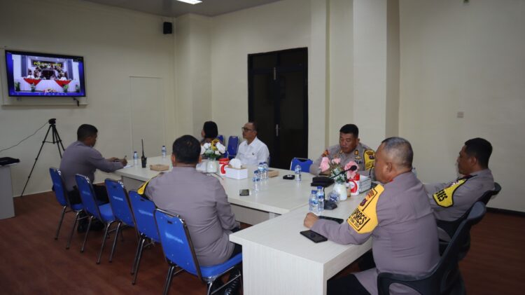 Kapolres Pematangsiantar, AKBP Yogen Heroes Baruno SH, SIK, bersama para Pejabat Utama (PJU), mengikuti Zoom Meeting Rapat Koordinasi (Rakor) Lintas Sektoral Ops Lilin Tahun 2024, di Ruang Rupatama Polres Pematangsiantar, pada Kamis (19/12/2024), pukul 09.00 WIB.