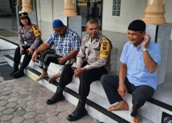Kasat Binmas Polres Pematangsiantar, AKP Jahrona Sinaga, SH, melaksanakan sambang kamtibmas, di Mesjid Istiqomah yang terletak di Jln. Bola Kaki, Kelurahan Banjar, Kecamatan Siantar Barat, Kota Pematangsiantar, pada Selasa (3/12/2024) siang, sekira pukul 12.45 WIB.