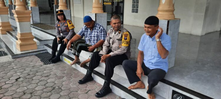 Kasat Binmas Polres Pematangsiantar, AKP Jahrona Sinaga, SH, melaksanakan sambang kamtibmas, di Mesjid Istiqomah yang terletak di Jln. Bola Kaki, Kelurahan Banjar, Kecamatan Siantar Barat, Kota Pematangsiantar, pada Selasa (3/12/2024) siang, sekira pukul 12.45 WIB.