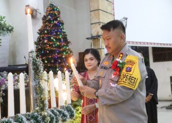 Kapolres Simalungun, AKBP Choky Sentosa Meliala, S.I.K., S.H., M.H ikut menyalakan lilin.