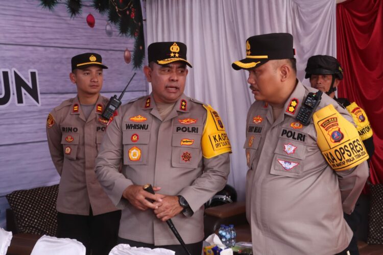 Kapolda Sumatera Utara, Irjen Pol Whisnu Hermawan Februanto, S.IK., M.H, melakukan kunjungan kerja ke Pos Pelayanan-2 Operasi Lilin Toba 2024 Polres Simalungun, di Parapat, pada Jumat (27/12/2024).