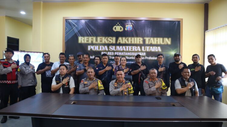 Kapolres Pematangsiantar, AKBP Yogen Heroes Baruno, SH, S.I.K, foto bersama awak media usai pimpin pelaksanaan refleksi akhir Tahun 2024, pada Jumat (27/12/2024) pagi lalu, sekira pukul 09.30 WIB, di Ruangan Press Room Lantai II.