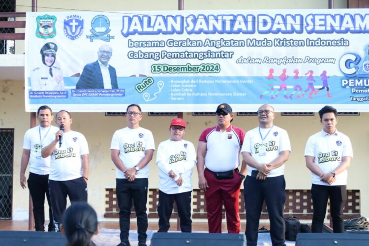 Menyemarakkan Camp Pemuda Tahun 2024, DPC GAMKI Kota Pematangsiantar menggelar jalan santai dan senam, di Kampus Universitas HKBP Nommensen Pematangsiantar (UHKNPNP), pada Minggu (15/12/2024) pagi, dimulai pukul 07.00 WIB.