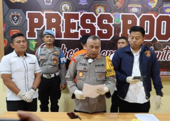 Wakapolres Pematangsiantar, AKBP Ahmad Wahyudi, pimpin jalannya konferensi pers terkait tindak pidana penganiayaan yang menyebabkan korban meninggal dunia, pada Senin (16/12/2024) malam, sekitar pukul 19.30 WIB, di Lantai II Ruang Press Room Polres Pematangsiantar.