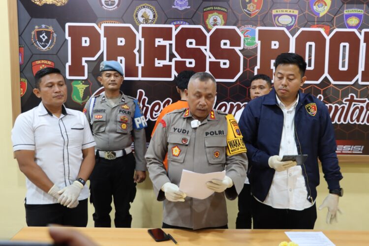 Wakapolres Pematangsiantar, AKBP Ahmad Wahyudi, pimpin jalannya konferensi pers terkait tindak pidana penganiayaan yang menyebabkan korban meninggal dunia, pada Senin (16/12/2024) malam, sekitar pukul 19.30 WIB, di Lantai II Ruang Press Room Polres Pematangsiantar.