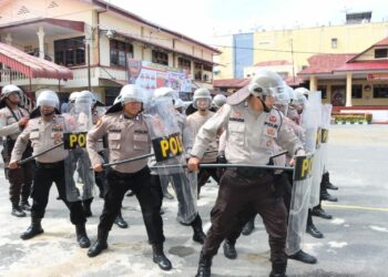 Personil Polres Pematangsianțar kembali melaksanakan latihan Dalmas, di Lapangan Apel Polres Siantar, pada Kamis (5/12/2024) pagi, sekira pukul 09.00 WIB.