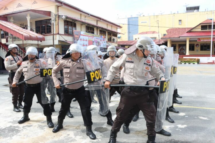 Personil Polres Pematangsianțar kembali melaksanakan latihan Dalmas, di Lapangan Apel Polres Siantar, pada Kamis (5/12/2024) pagi, sekira pukul 09.00 WIB.