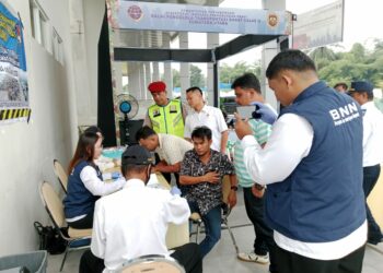 Polres Pematangsiantar test urine awak angkutan darat, pada Operasi Lilin Toba 2024, di Terminal Tipe A Tanjung Pinggir Kota Pematangsiantar, pada Senin (30/12/2024), pukul 10.00 WIB.