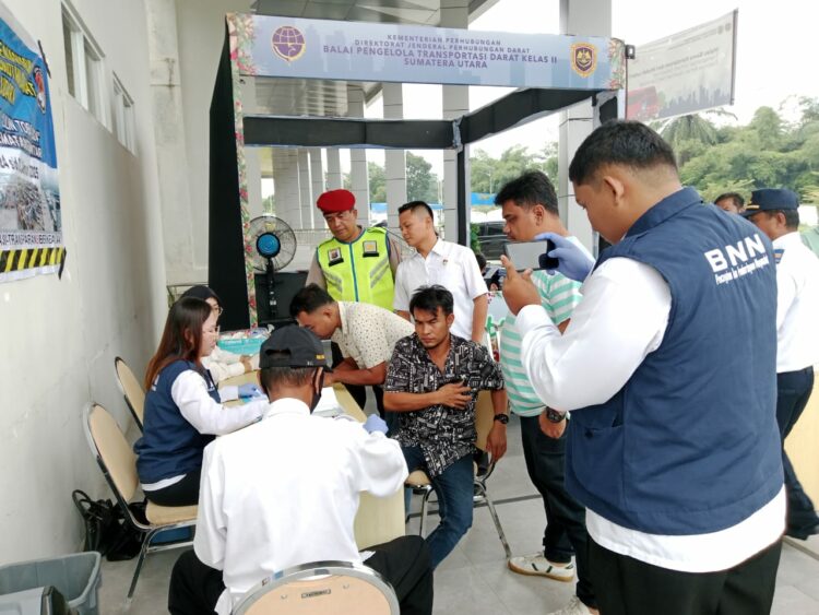 Polres Pematangsiantar test urine awak angkutan darat, pada Operasi Lilin Toba 2024, di Terminal Tipe A Tanjung Pinggir Kota Pematangsiantar, pada Senin (30/12/2024), pukul 10.00 WIB.