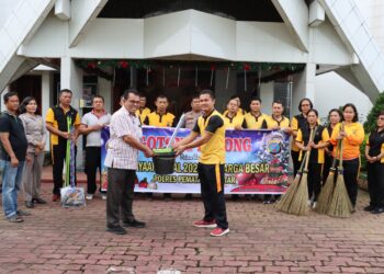 Polres Pematangsiantar melaksanakan bhakti sosial pembagian peralatan kebersihan dan gotong royong, di Gereja GKPI Jalan Simbolon, pada Jumat (13/12/2024) pagi, pukul 08.00 WIB.