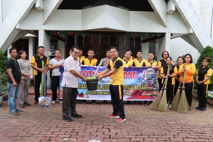 Polres Pematangsiantar melaksanakan bhakti sosial pembagian peralatan kebersihan dan gotong royong, di Gereja GKPI Jalan Simbolon, pada Jumat (13/12/2024) pagi, pukul 08.00 WIB.