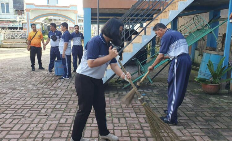 Polres Simalungun menyelenggarakan kegiatan bakti religi berupa pembersihan rumah ibadah dalam rangka menyambut Perayaan Natal 2024 dan Tahun Baru 2025.