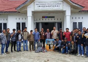 Dinas Pariwisata, Pemuda dan Olahraga Humbahas, memberikan bantuan alat perbengkelan kepada 30 wirausaha muda pemula, bertempat di Dinas Pariwisata, Pemuda dan Olahraga Kabupaten Humbang Hasundutan, Jumat (20/12/2024).