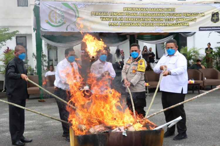 Kapolres Pematangsiantar, AKBP Yogen Heroes Baruno, SH, SIK, menghadiri pemusnahan barang bukti yang sudah berkekuatan hukum tetap atau incracht, pada Rabu (4/12/2024) siang, di Kantor Kejaksaan Negeri (Kejari) Kota Pematangsiantar.