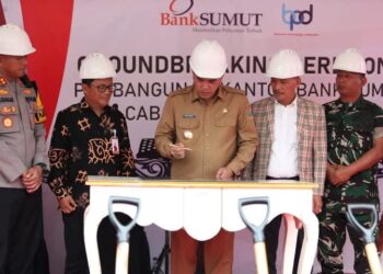 Pjs. Bupati Pakpak Bharat, Dr. Naslindo Sirait menghadiri Gorundbreaking Ceremony Pembangunan Kantor Bank Sumut Cabang Pembantu Salak, Minggu (20/10/2024).