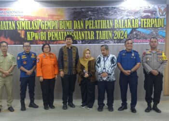 Foto bersama disela kegiatan.