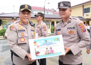 Kapolres Pematangsiantar, AKBP Yogen Heroes Baruno SH, SIK, memberikan bingkisan secara simbolis kepada personil Polri dan ASN yang merayakan Natal, pada Selasa (17/12/2024) siang.