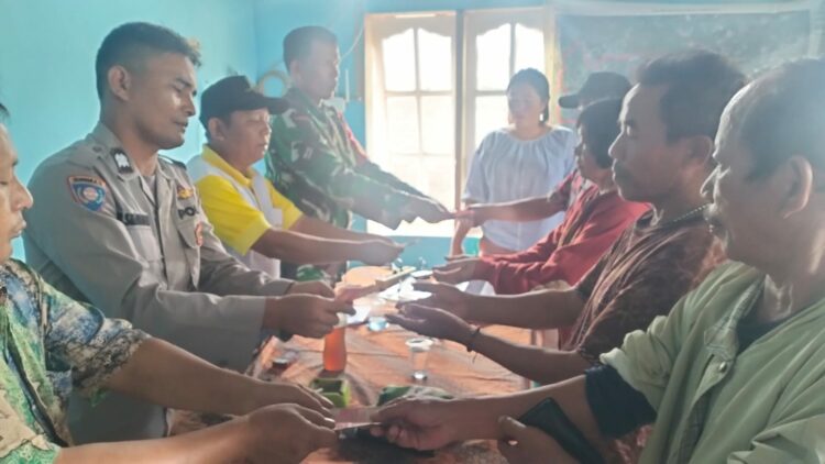 Bhabinkamtibmas Polsek Dolok Pardamean, Aiptu W. Simatupang, monitoring penyaluran BLT - DD Tahap IV Tahun Anggaran 2024 dan pembagian PMT (Pemberian Makanan Tambahan) kepada warga lansia, di Kantor Pangulu Nagori Bayu, pada Jumat (13/12/2024) pagi.