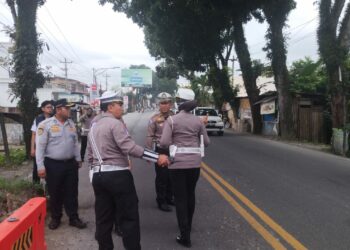 Kanit Turjawali Polres Pematangsiantar, IPTU P Manurung, mendampingi Kasubdit Kamsel Direktorat Lalulintas (Dit Lantas) Polda Sumatera Utara (Poldasu), Kompol Rika Susilawaty Sigalingging, S.I.K., M.H, bersama Kompol Ellis Yuliani dan AKP Agusita Lestari Ginting, .S.I.K., M.Si, melaksanakan survei jalan rusak dan macet, pada Senin (2/12/2024) sore, pukul 16.00 WIB.