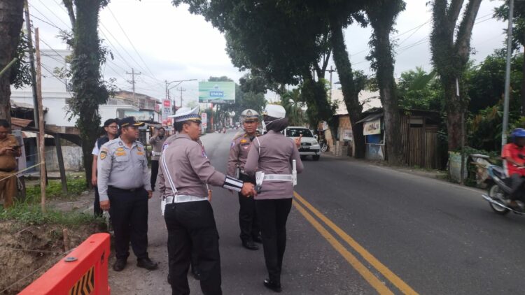 Kanit Turjawali Polres Pematangsiantar, IPTU P Manurung, mendampingi Kasubdit Kamsel Direktorat Lalulintas (Dit Lantas) Polda Sumatera Utara (Poldasu), Kompol Rika Susilawaty Sigalingging, S.I.K., M.H, bersama Kompol Ellis Yuliani dan AKP Agusita Lestari Ginting, .S.I.K., M.Si, melaksanakan survei jalan rusak dan macet, pada Senin (2/12/2024) sore, pukul 16.00 WIB.