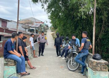 Satuan Samapta Polres melaksanakan patroli dialogis, di Jalan Medan, Gang Bajigur, Kelurahan Nagapitu, Kecamatan Siantar Martoba, Kota Pematangsiantar, para Jumat (13/12/2024) siang.