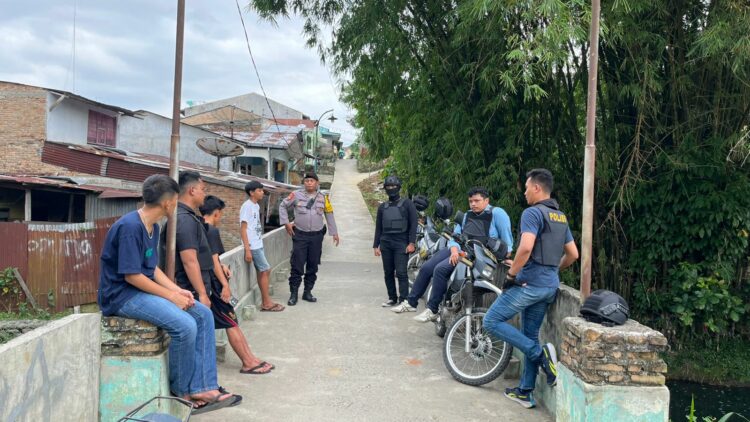 Satuan Samapta Polres melaksanakan patroli dialogis, di Jalan Medan, Gang Bajigur, Kelurahan Nagapitu, Kecamatan Siantar Martoba, Kota Pematangsiantar, para Jumat (13/12/2024) siang.