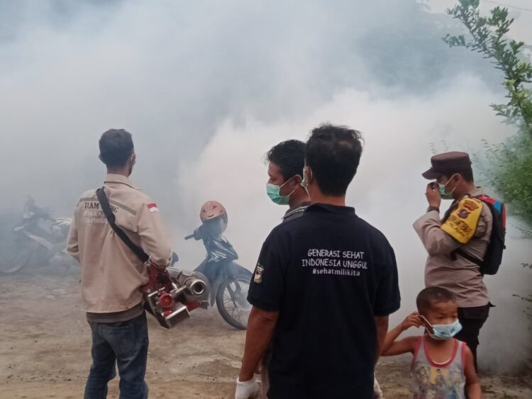 Polsek Sianțar Barat melalui Bhabinkamtibmas Kelurahan Teladan, Bripka Irwan Surya Darma, mendampingi Dinas Kesehatan (Dinkes) Kota Pematangsiantar melakukan pengasapan atau fogging.