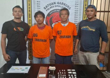 Foto kedua trsangka dan baranag bukti yang diamankan Polres Simalungun.