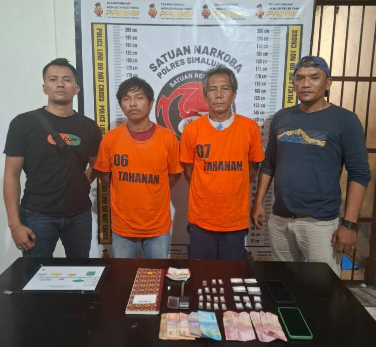 Foto kedua trsangka dan baranag bukti yang diamankan Polres Simalungun.