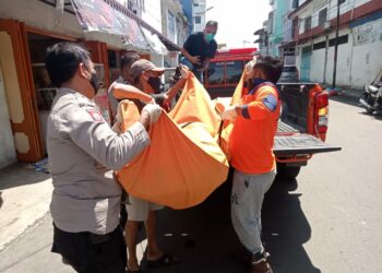 Kapolsek Siantar Barat, IPTU Dian Putra S.Sos. I, M.H, pimpin olah Tempat Kejadian Perkara (TKP), sekaligus evakuasi jenazah Bissar Siahaan (50) yang ditemukan tewas, di Emperan Kedai Indah Kopi, pada Minggu (8/12/2024) pagi, pukul 10.00 WIB.