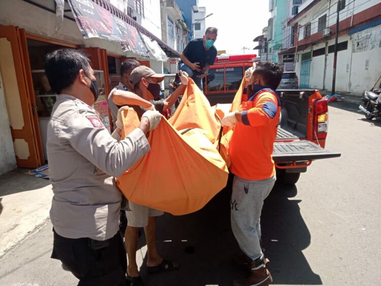 Kapolsek Siantar Barat, IPTU Dian Putra S.Sos. I, M.H, pimpin olah Tempat Kejadian Perkara (TKP), sekaligus evakuasi jenazah Bissar Siahaan (50) yang ditemukan tewas, di Emperan Kedai Indah Kopi, pada Minggu (8/12/2024) pagi, pukul 10.00 WIB.