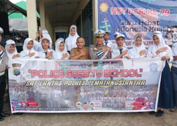 Sat Lantas Polres Pematangsiantar melalui Kanit Kamsel,  IPDA Syah Edi Suranta Purba, SH, melaksanakan kegiatan Go To School di SMP Negeri 4, Jl. Jalan Kartini, pada Senin (2/12/2024) pagi, sekitar pukul 07.30 WIB.